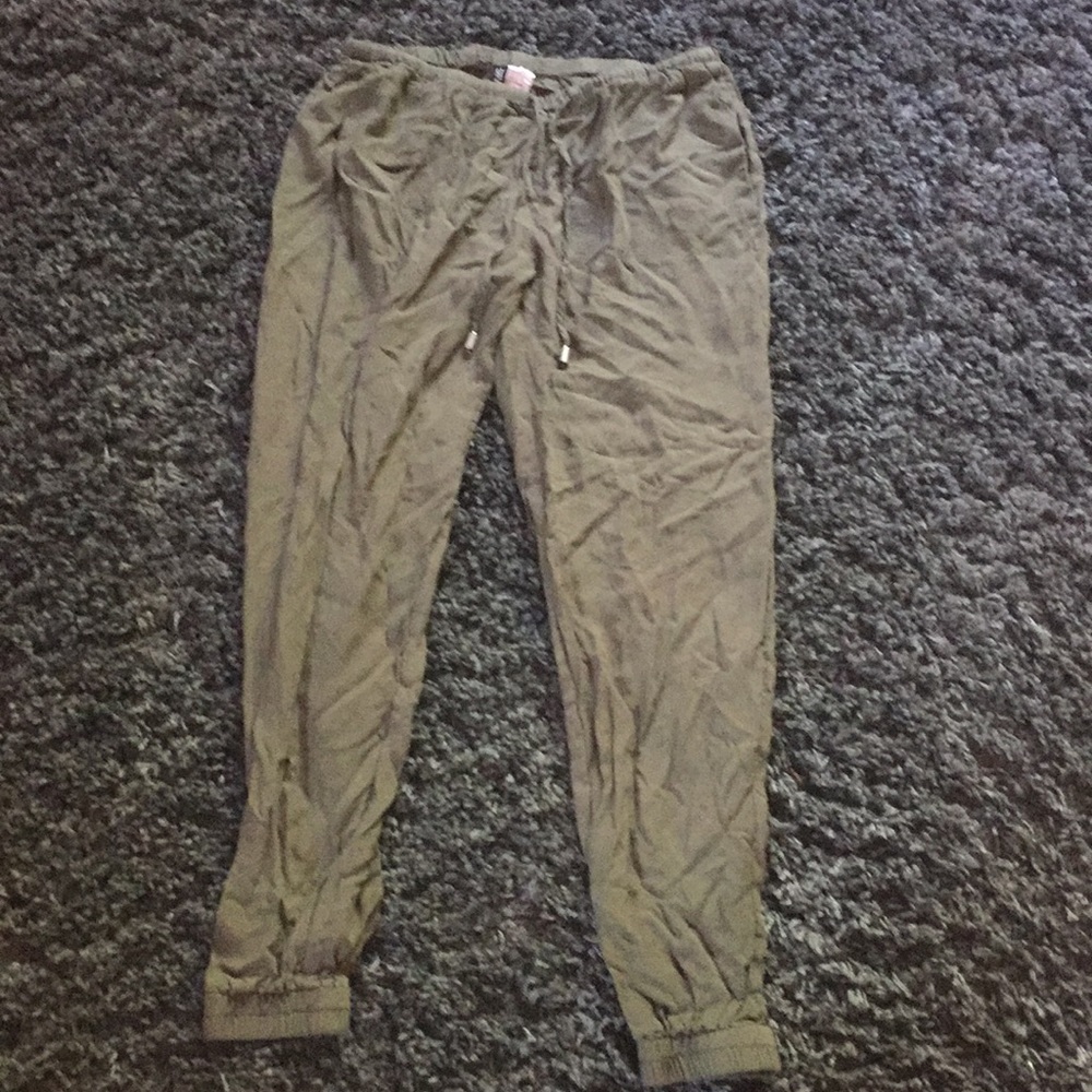 Green flows pants